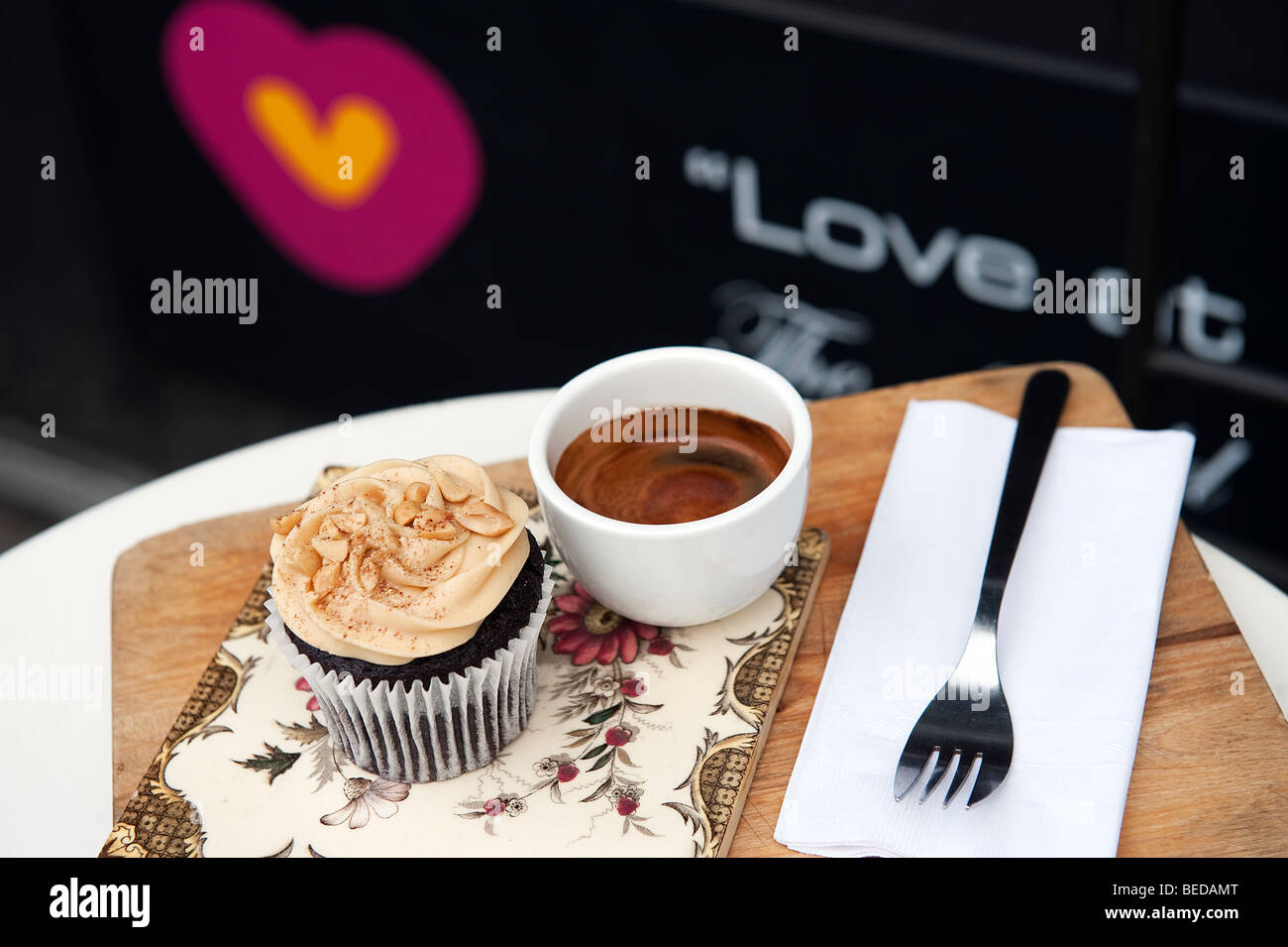 Ein Peanut Butter Cupcake und Espresso-Kaffeemaschine im Herzen Buchanan Deli und Café auf Byres Road im West End von Glasgow, Schottland. Stockfoto