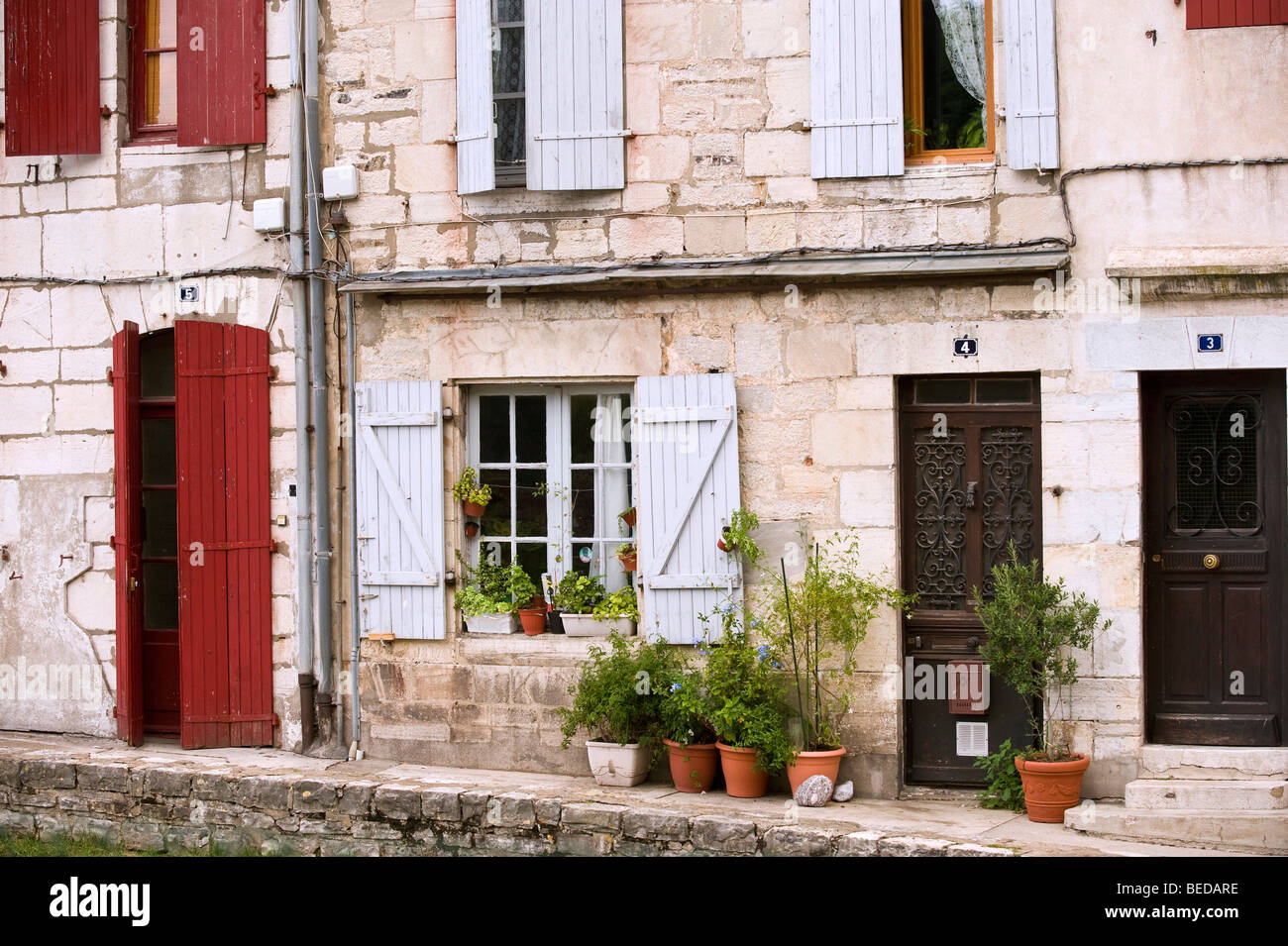 Fassade mit Fenster Fensterläden und Türen, Bayonne, Aquitaine, Frankreich, Europa Stockfoto