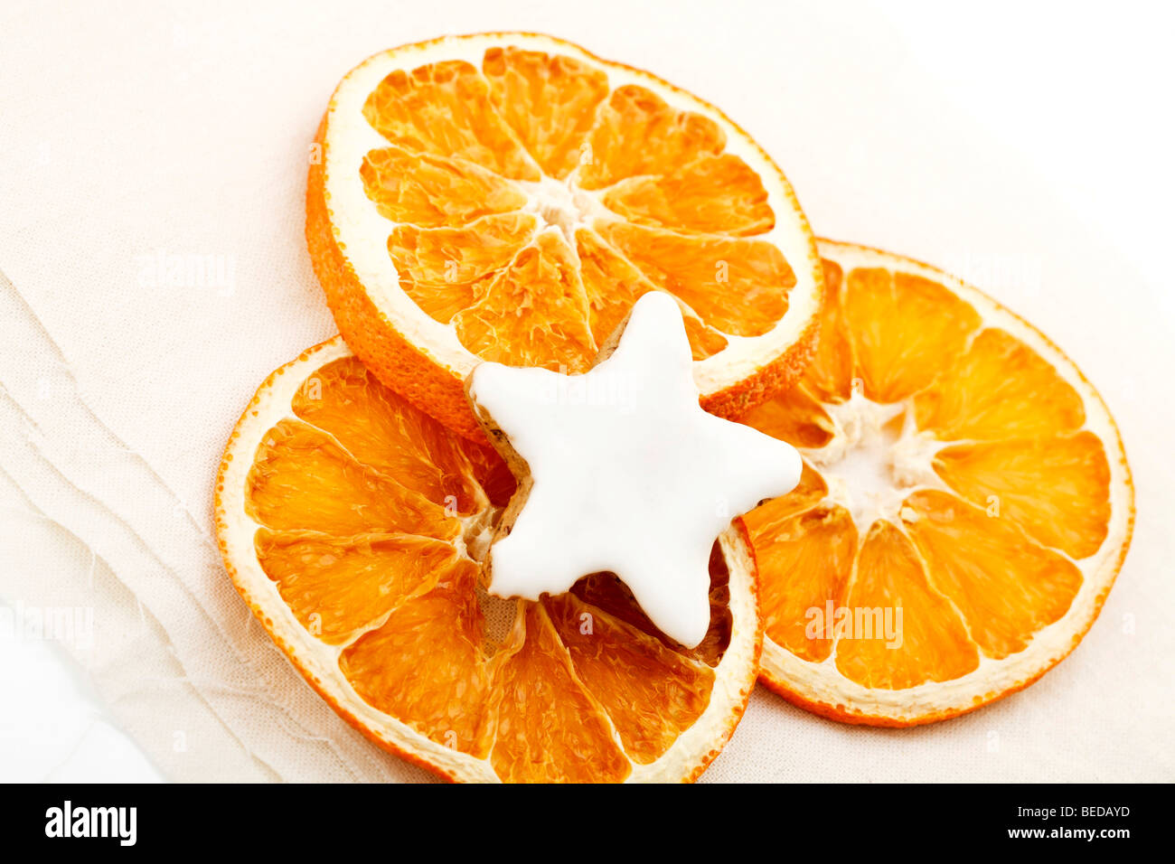 Getrocknete Orangenscheiben mit Zimt Stern Stockfoto