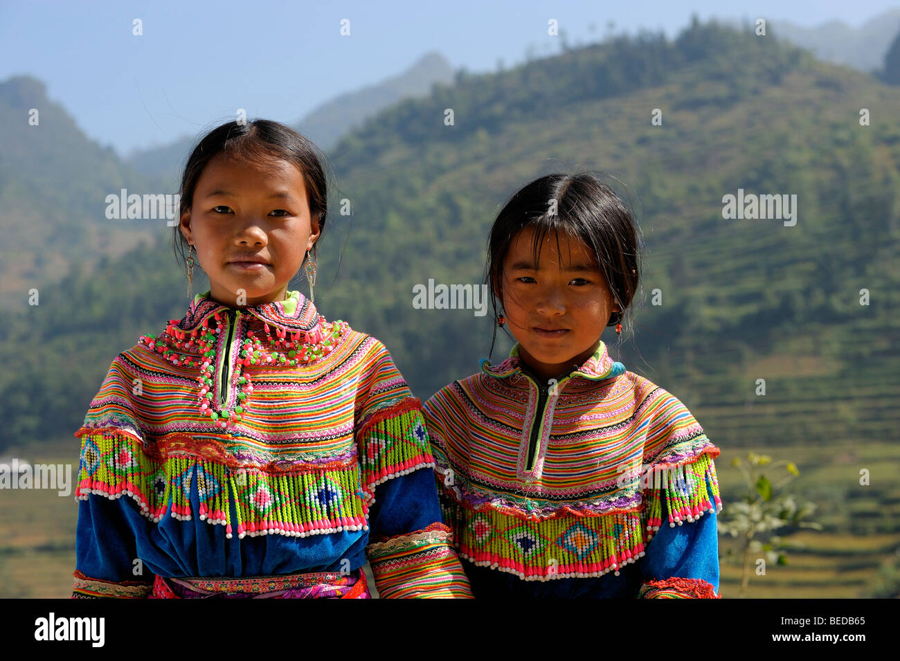 Zwei vietnamesische Kinder vor Berglandschaft, Bac Ha, Nord-Vietnam, Südostasien Stockfoto