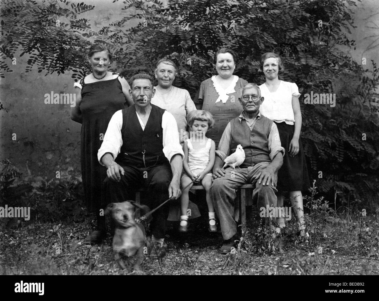 Familie mit einem Hund, historisches Foto, ca. 1921 Stockfoto