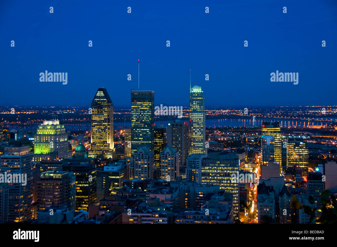 Skyline von Downtown Montreal bei Nacht Stockfoto