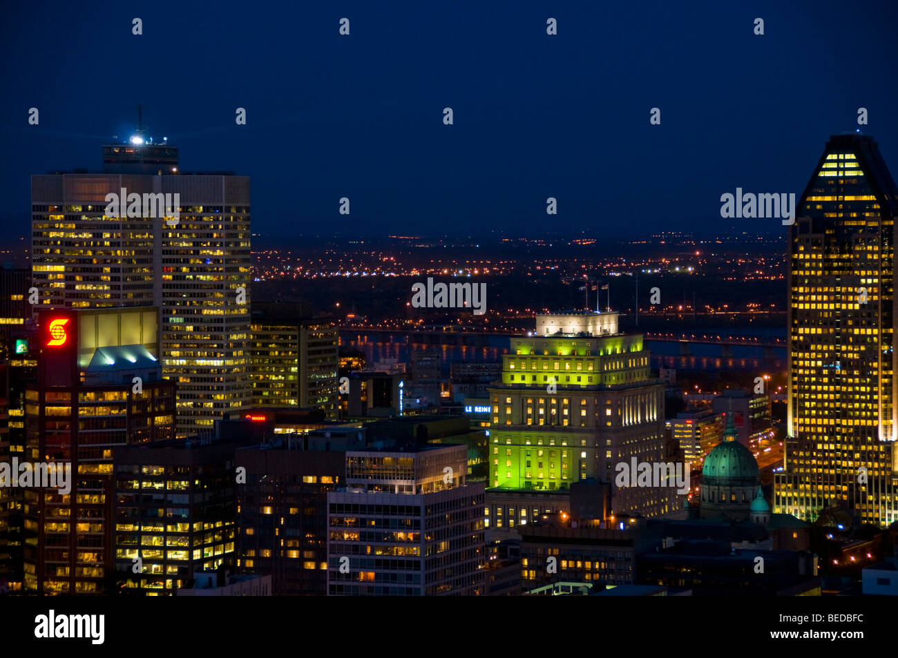 Skyline von Downtown Montreal bei Nacht Stockfoto