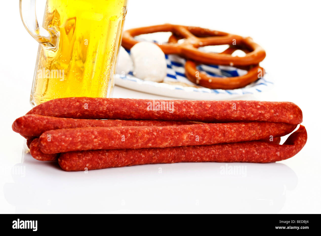 Schinken Sie Mettwurst Würstchen mit Bier, Weißwürste und gesalzene Brezeln, Bayerische Stockfoto