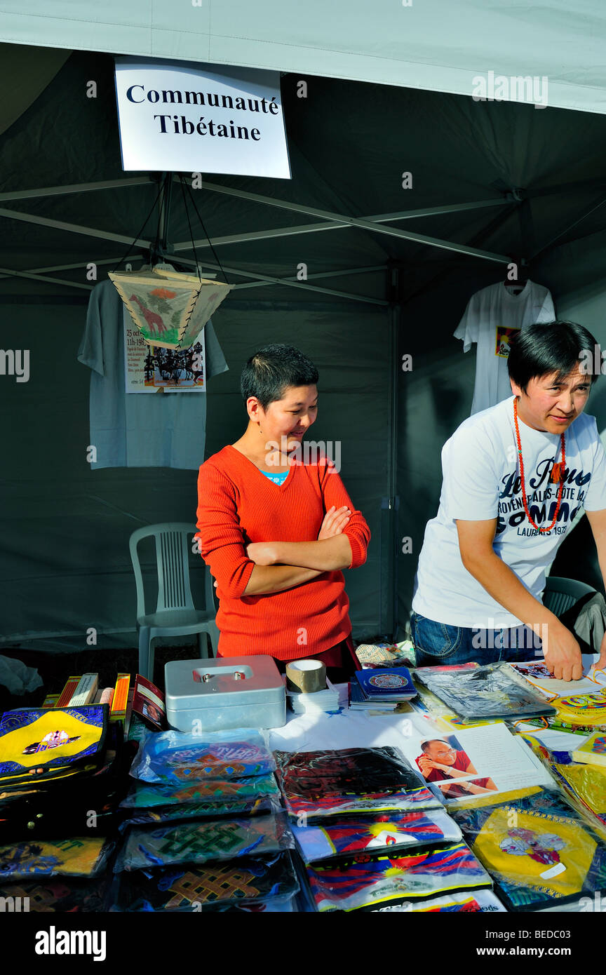 Paris, Frankreich - Tibeter, die tibetisch hergestellte Produkte verkaufen, auf der Ausstellung der Tibet-Gemeinschaft, dem Tibetischen Festival, der Immigrantenarbeit, der Migrantin Stockfoto