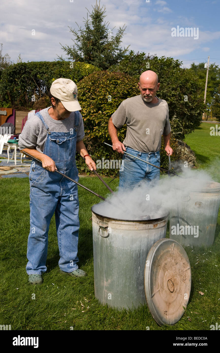 Entfernen Töpfe aus Oxidation Fässer bei Raku, USA Stockfoto