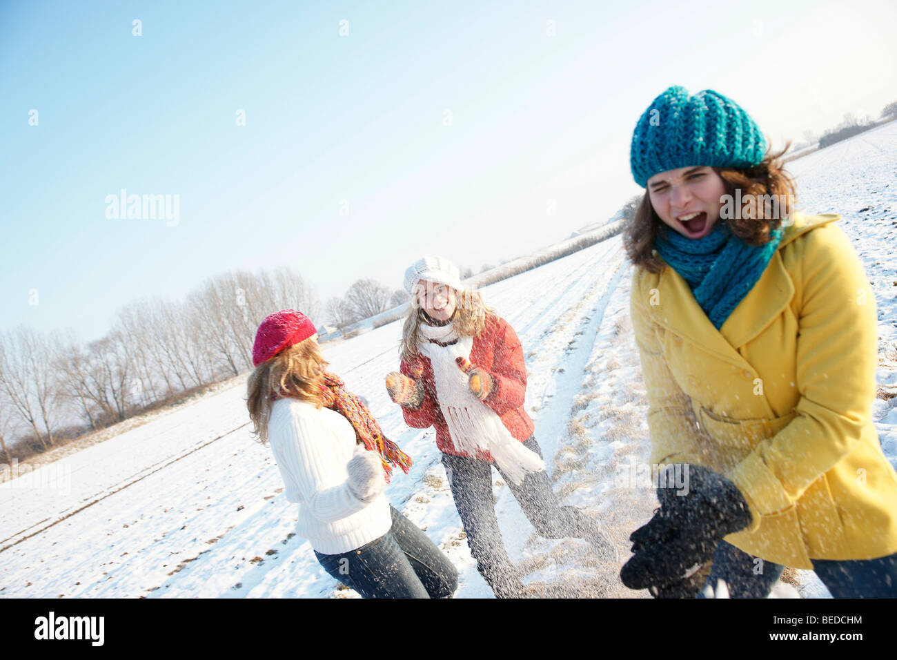 Mädchen im Teenageralter haben eine Schneeballschlacht Stockfoto