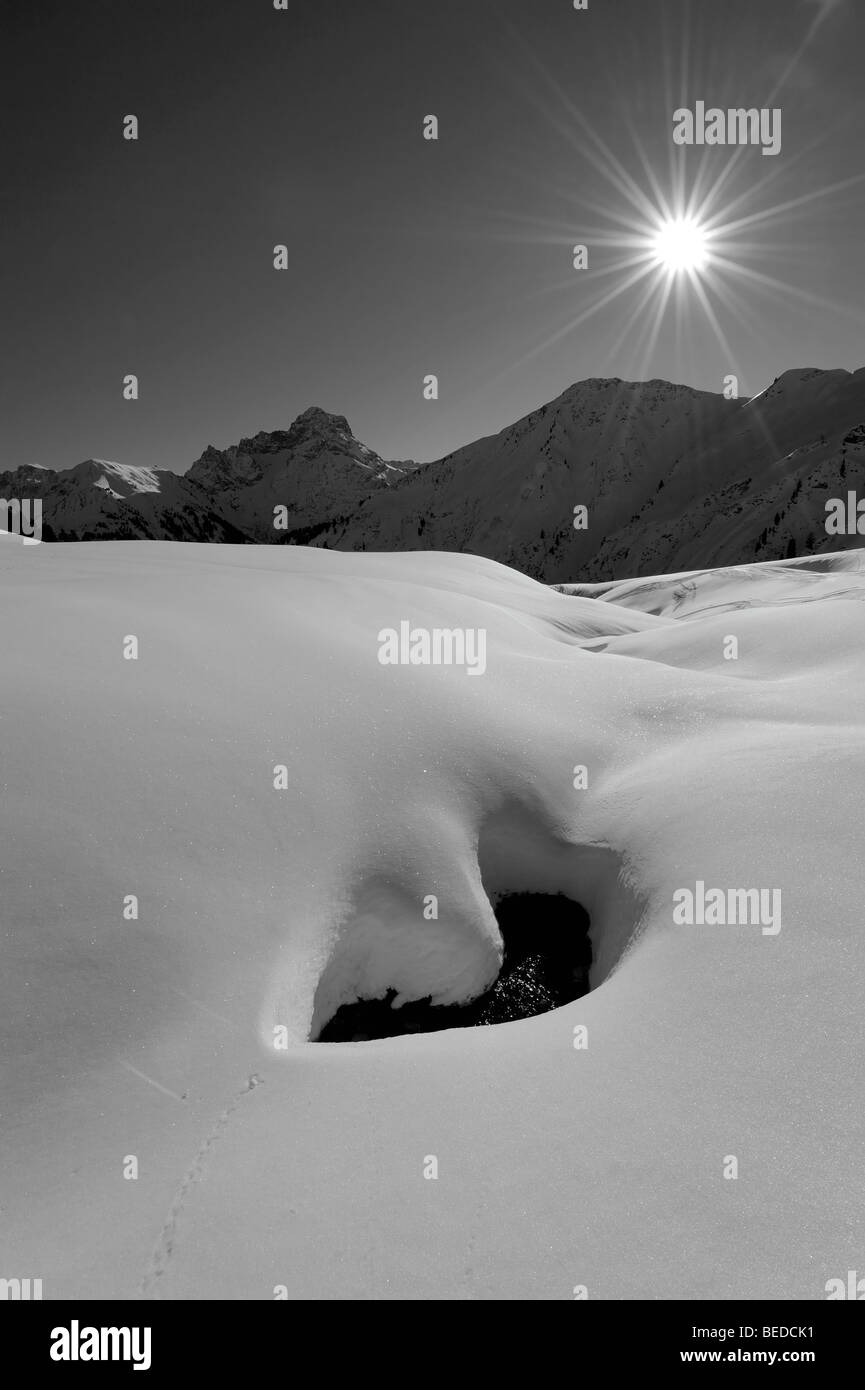 Schnee und Berge Panorama, Hintergrundbeleuchtung, Mt Grünhorn, Kleinwalsertal Tal, Österreich, Europa Stockfoto