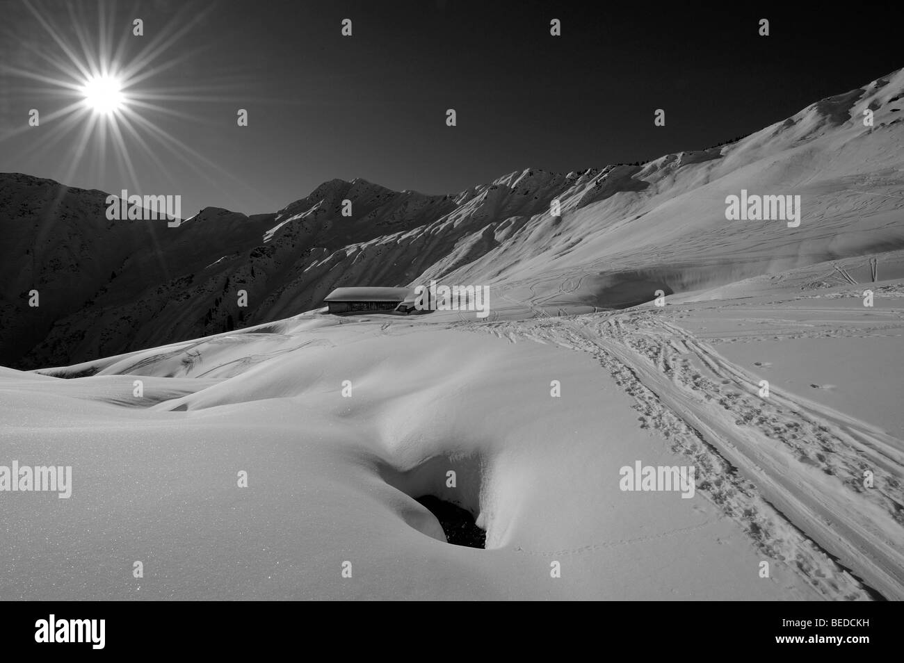 Loipe und Almhütte im Schnee-bedeckten Bergen, Mt Grünhorn, Kleinwalsertal Tal, Austria, Europe Stockfoto