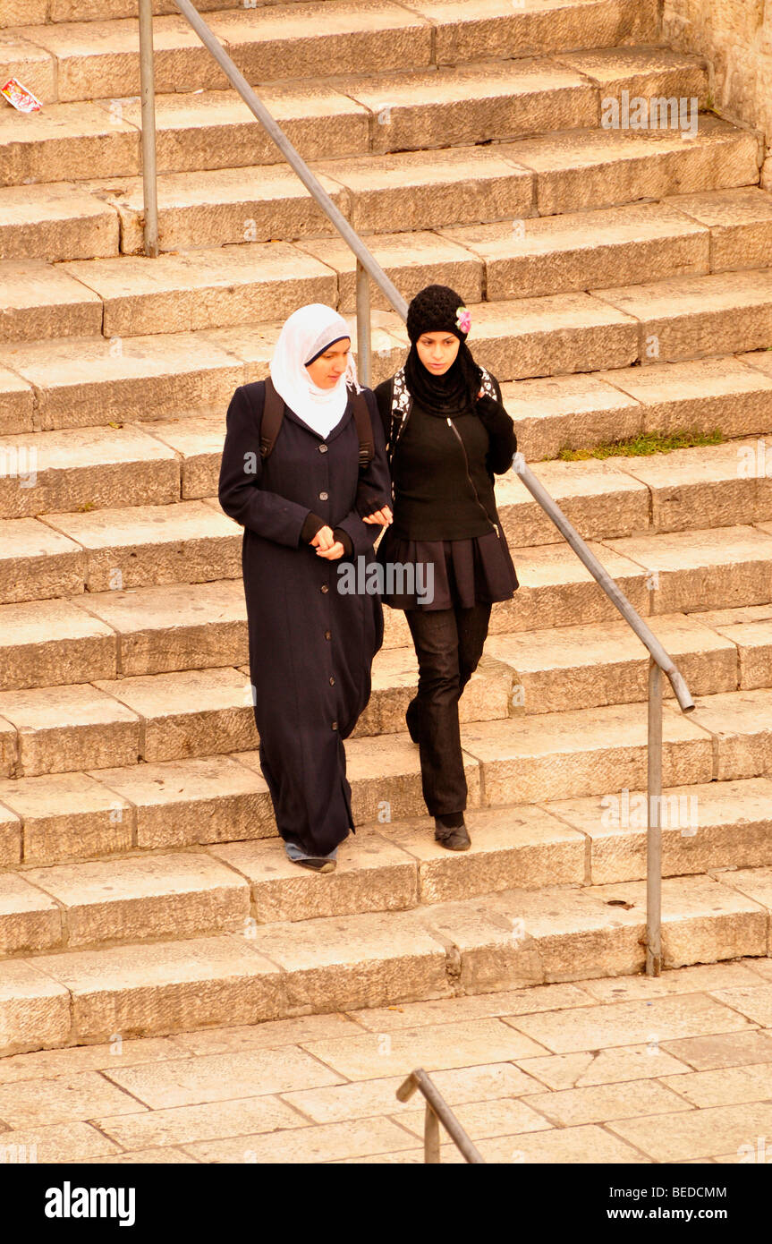 Zwei junge verschleierte Frauen vor dem Damaskus-Tor im muslimischen Viertel, Jerusalem, Israel, Naher Osten, Orient Stockfoto