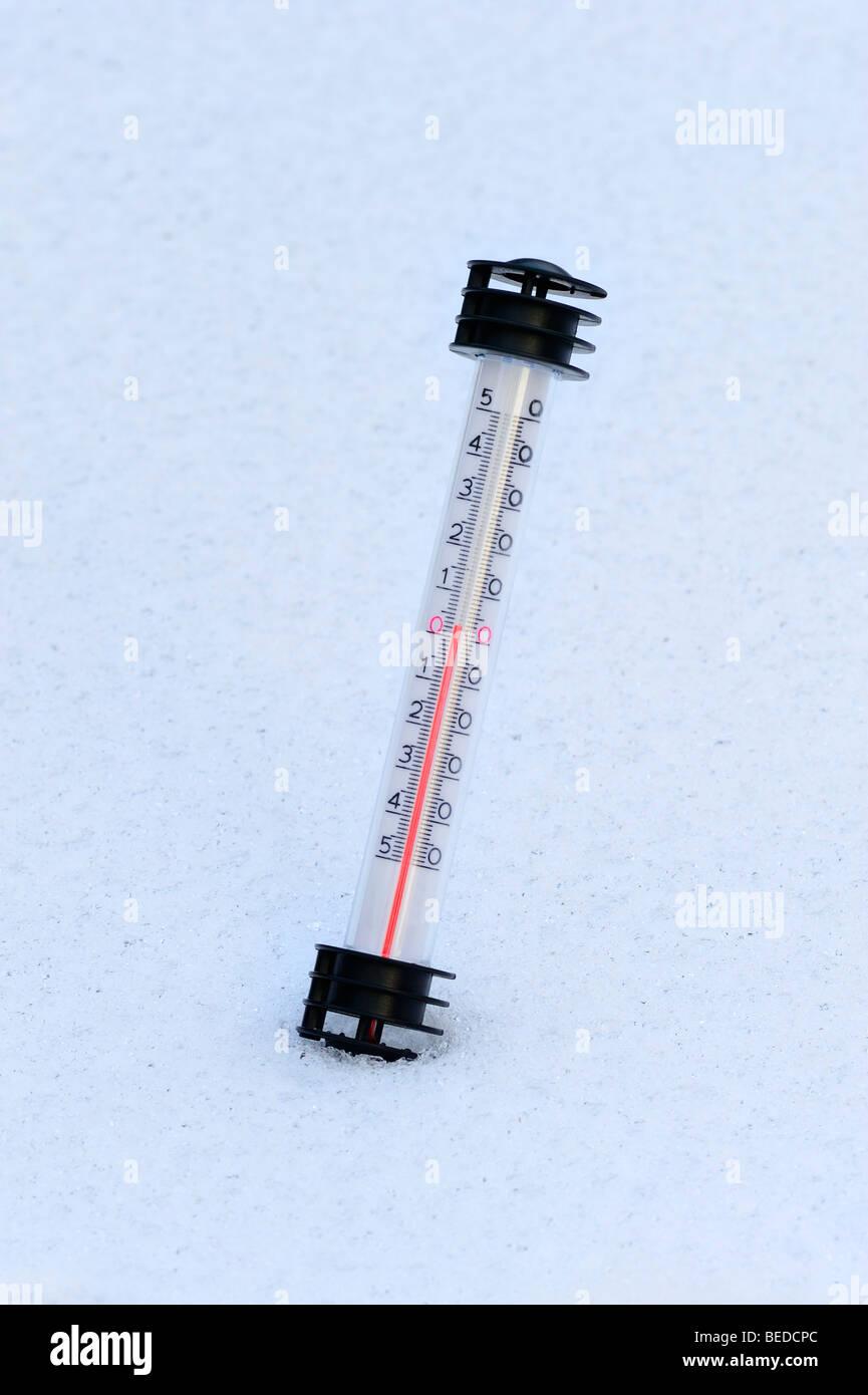 Thermometer im Schnee Stockfoto