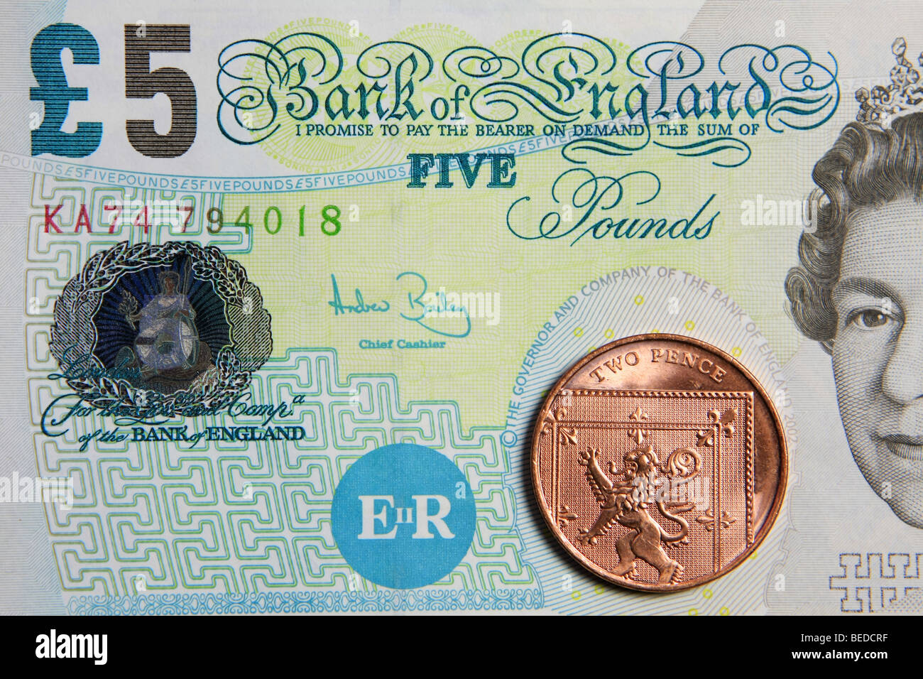 ein 2P-Stück auf eine Anmerkung £5 Stockfoto