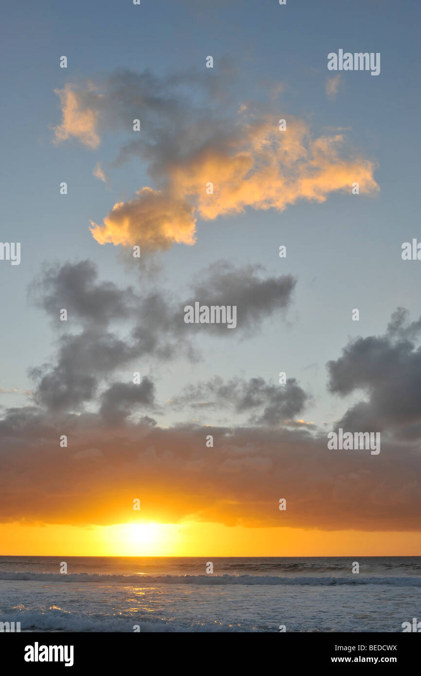 Sonnenuntergang und bewölktem Himmel am Atlantik, Fuerteventura, Kanarische Inseln, Spanien, Europa Stockfoto