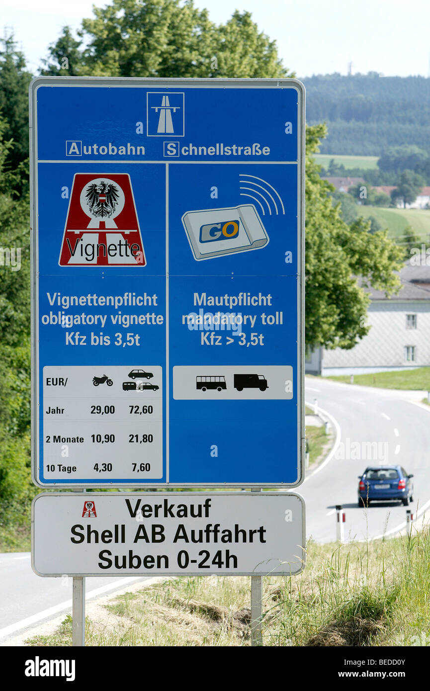 Informationen Board rund um die obligatorische Vignette und Maut auf Autobahnen und Schnellstraßen in Österreich an der Grenze zu Österreich Stockfoto