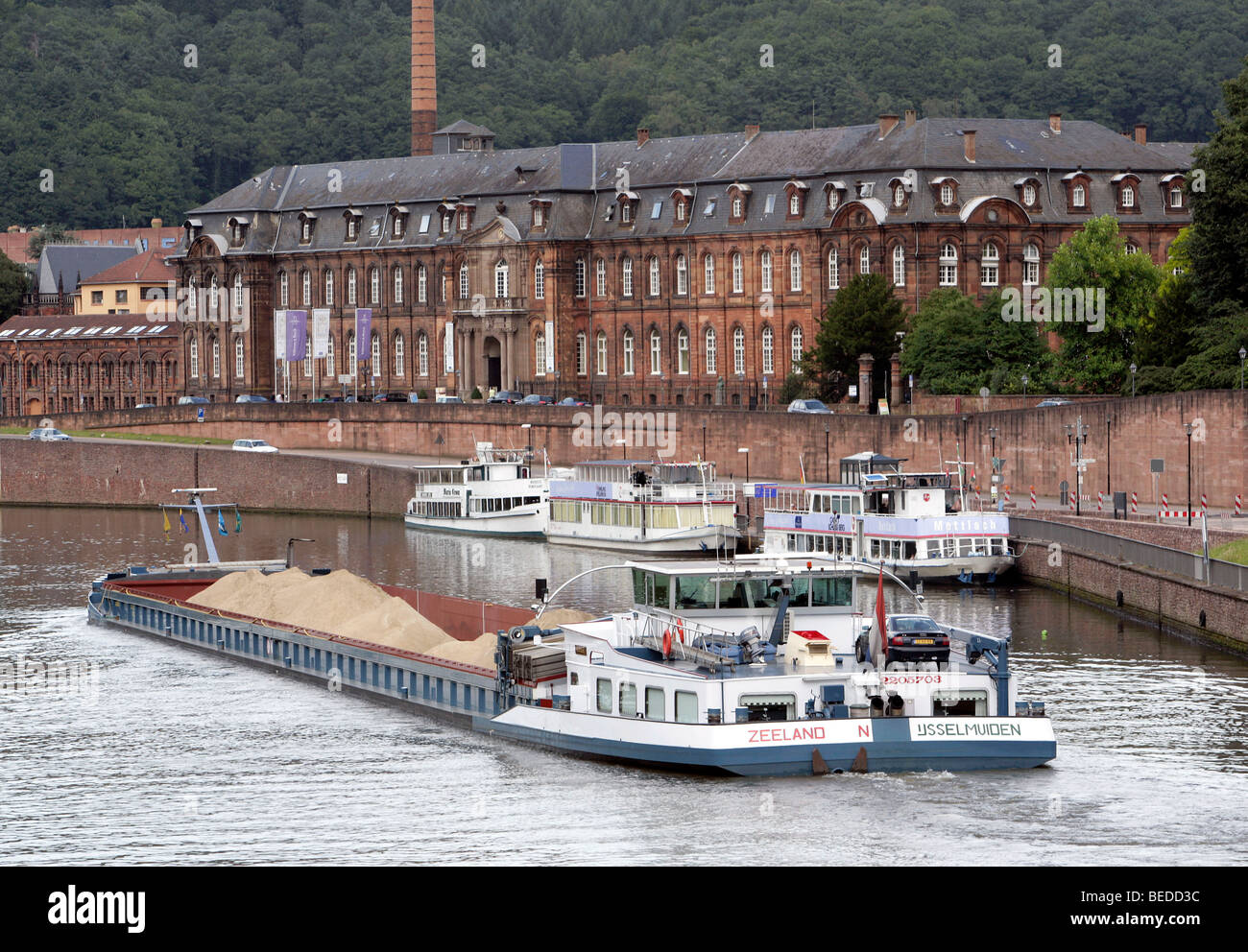 Schiff auf dem Fluss Saar vor dem Hauptsitz der Villeroy Und Boch AG in Mettlach, Saarland, Deutschland, Europa Stockfoto