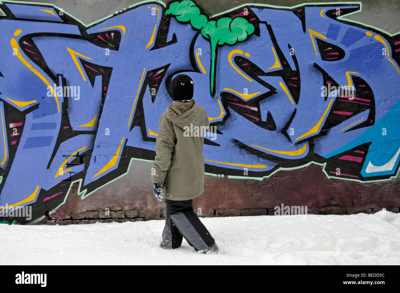 Ein Junge vor einer Wand von einem Fußballplatz besprüht mit Grafitti, Köln, Nordrhein-Westfalen, Deutschland, Europa Stockfoto