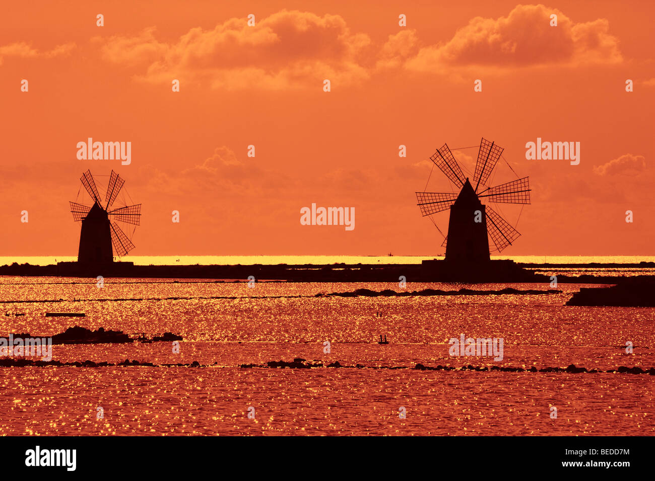 Windmühlen in den Salinen in der Nähe von Insel Mozia, Sizilien, Italien, Südeuropa Stockfoto