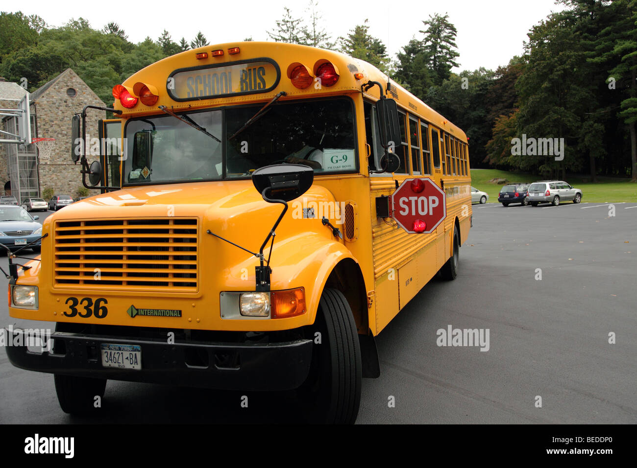 Leuchtend gelben amerikanischen Schulbus Stockfoto