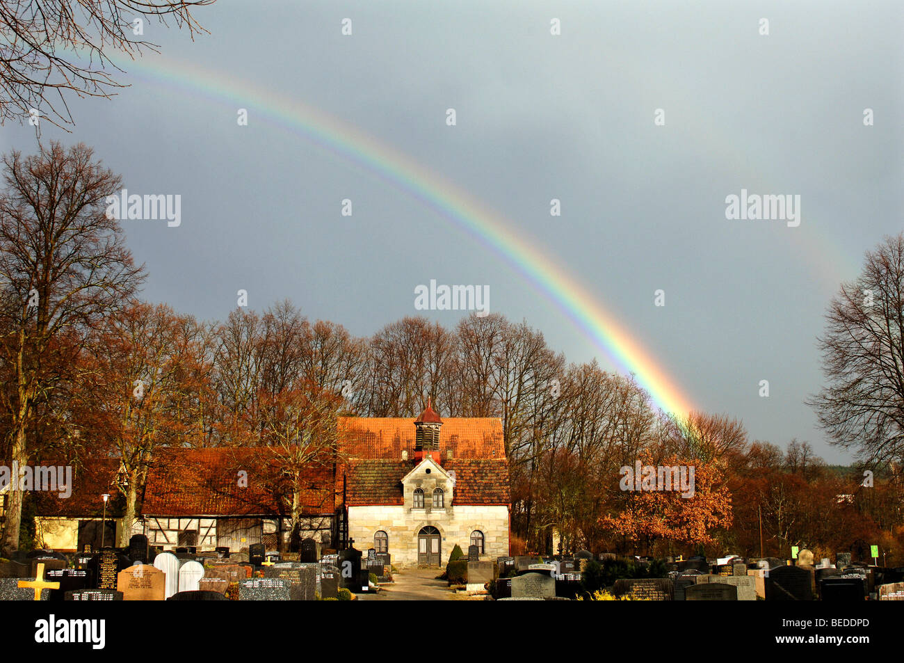 Regenbogen über eine Kapelle, Eckental, Middle Franconia, Bayern, Deutschland, Europa Stockfoto