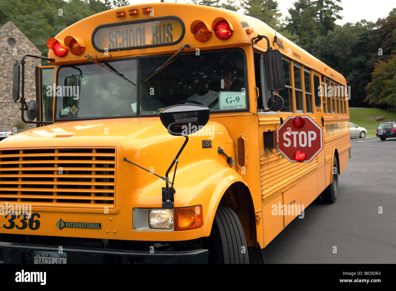 Leuchtend gelben amerikanischen Schulbus Stockfoto