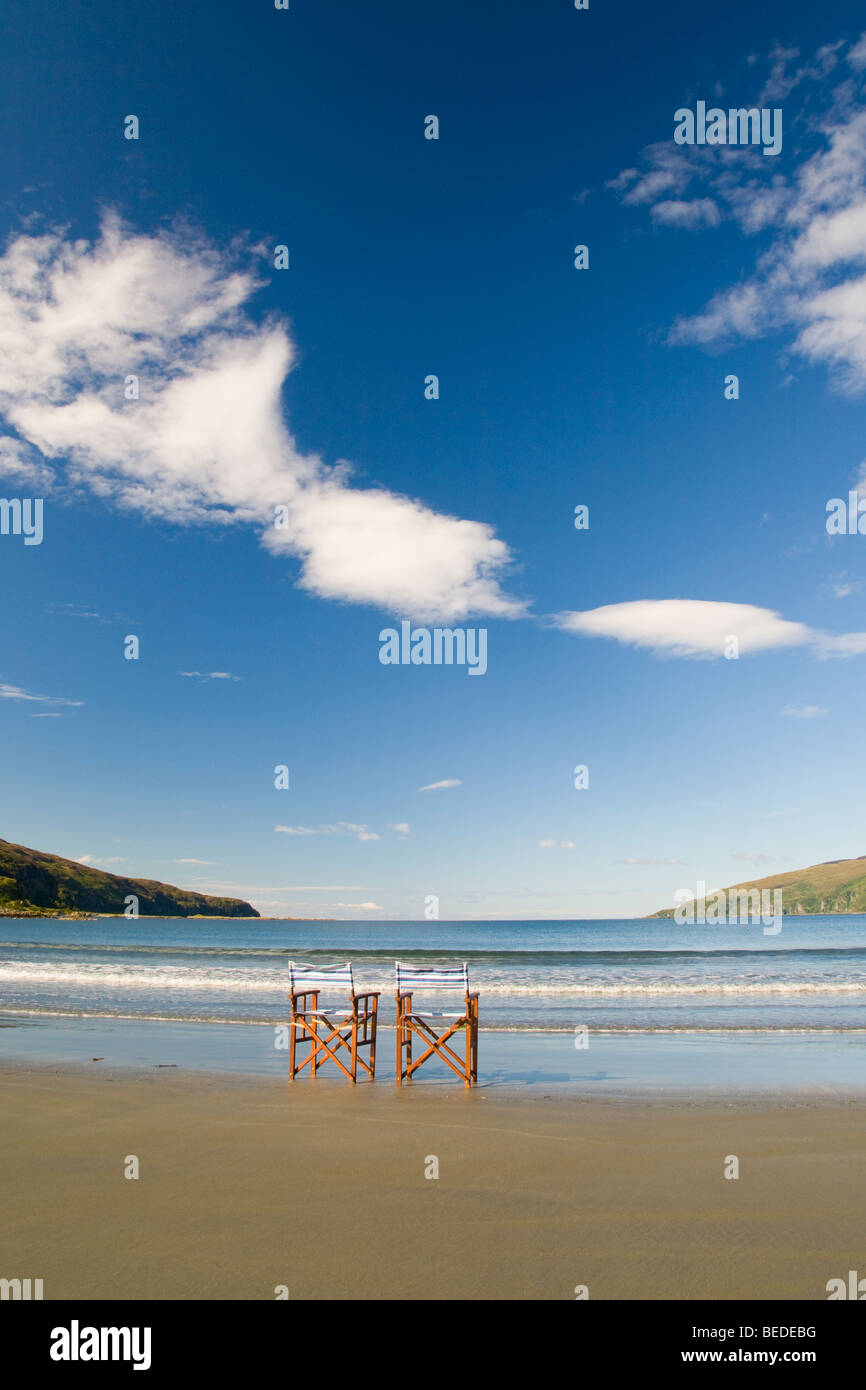 Zwei Sommer Strandstühle, Blick auf das Meer mit einem großen blauen Himmel und weiße geschwollenen Wolken. Zweit-dritt eine Menge Unternehmen. Stockfoto