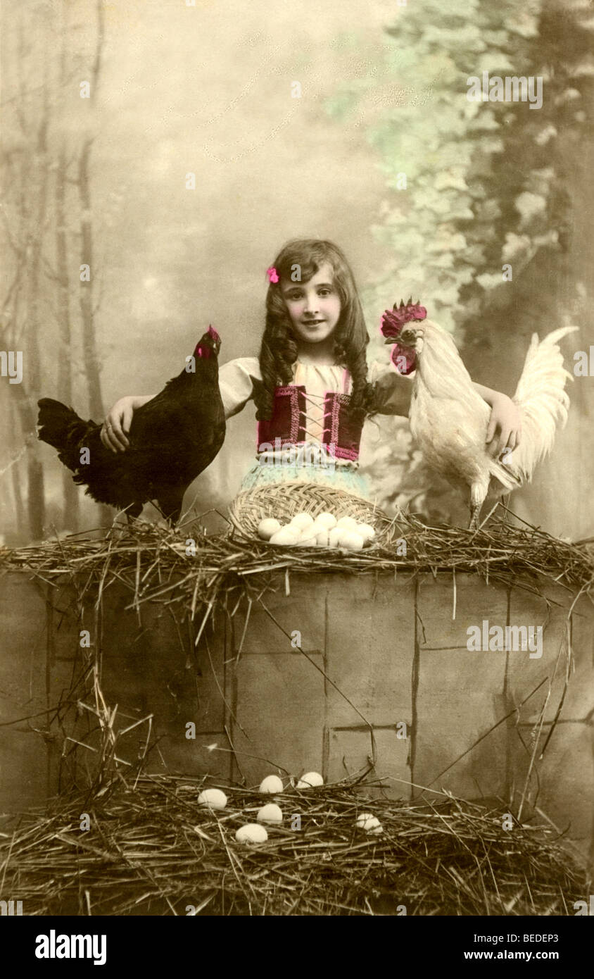 Historisches Foto, Mädchen mit zwei Hühner, um 1912 Stockfoto