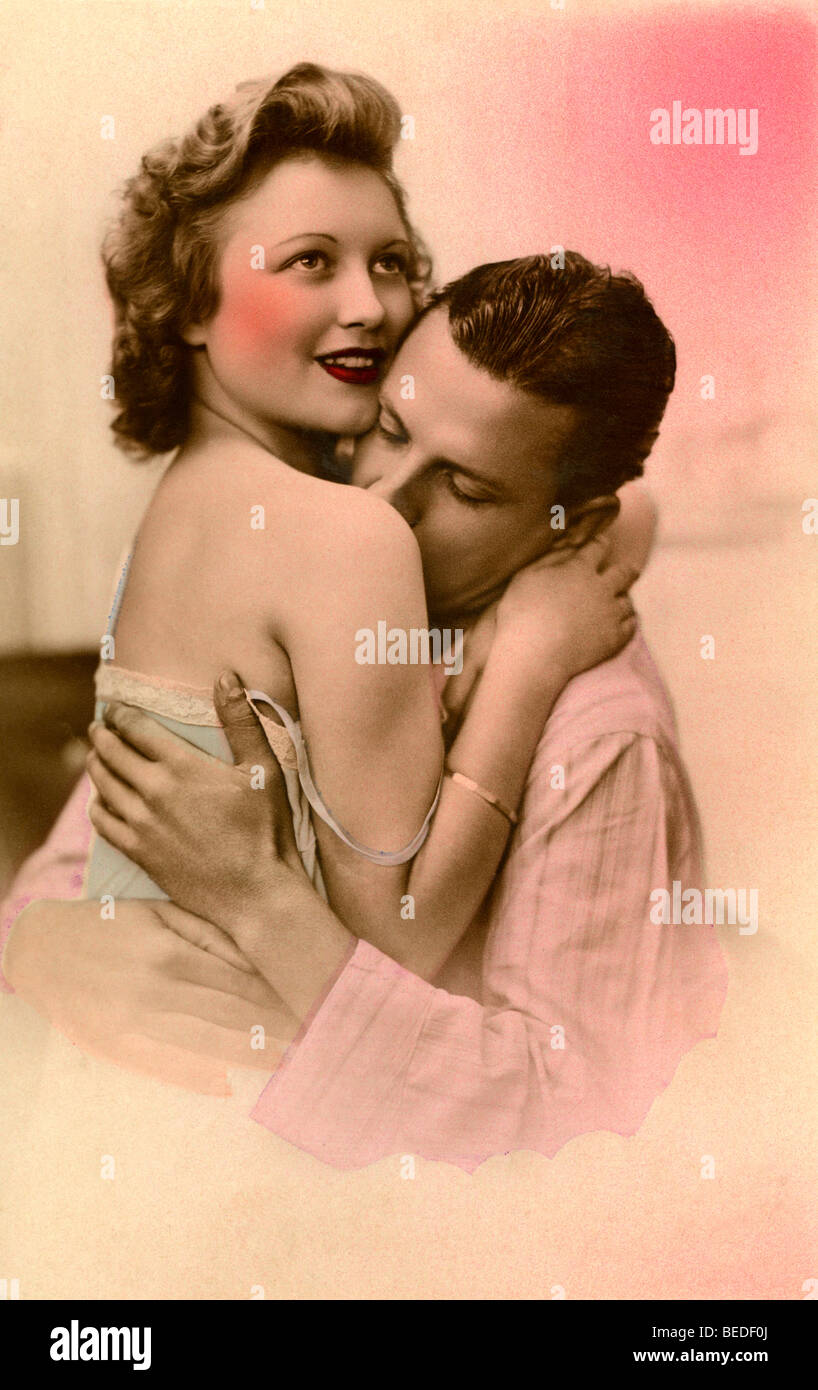Historisches Foto, Mann küssen eine Frau Schulter, um 1940 Stockfoto