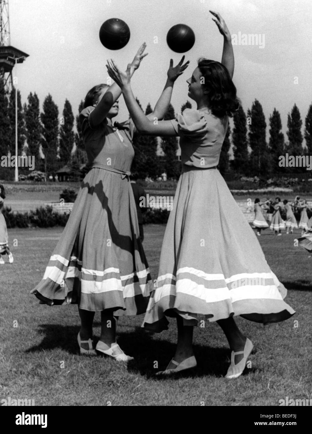 Historisches Foto, zwei Frauen spielen ball, um 1940 Stockfoto