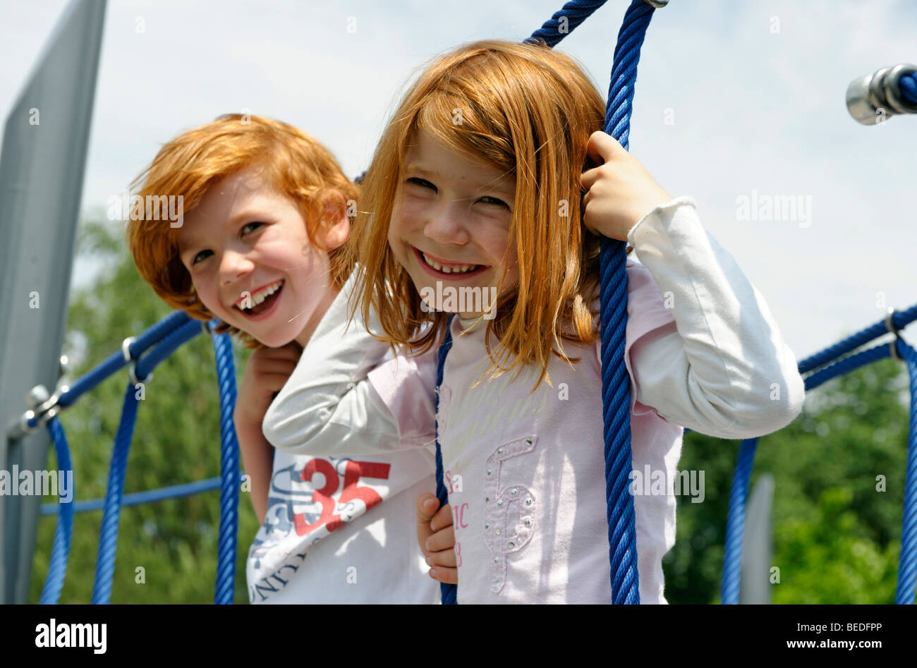 Kinder spielen auf einem Klettergerüst auf dem Spielplatz Stockfoto