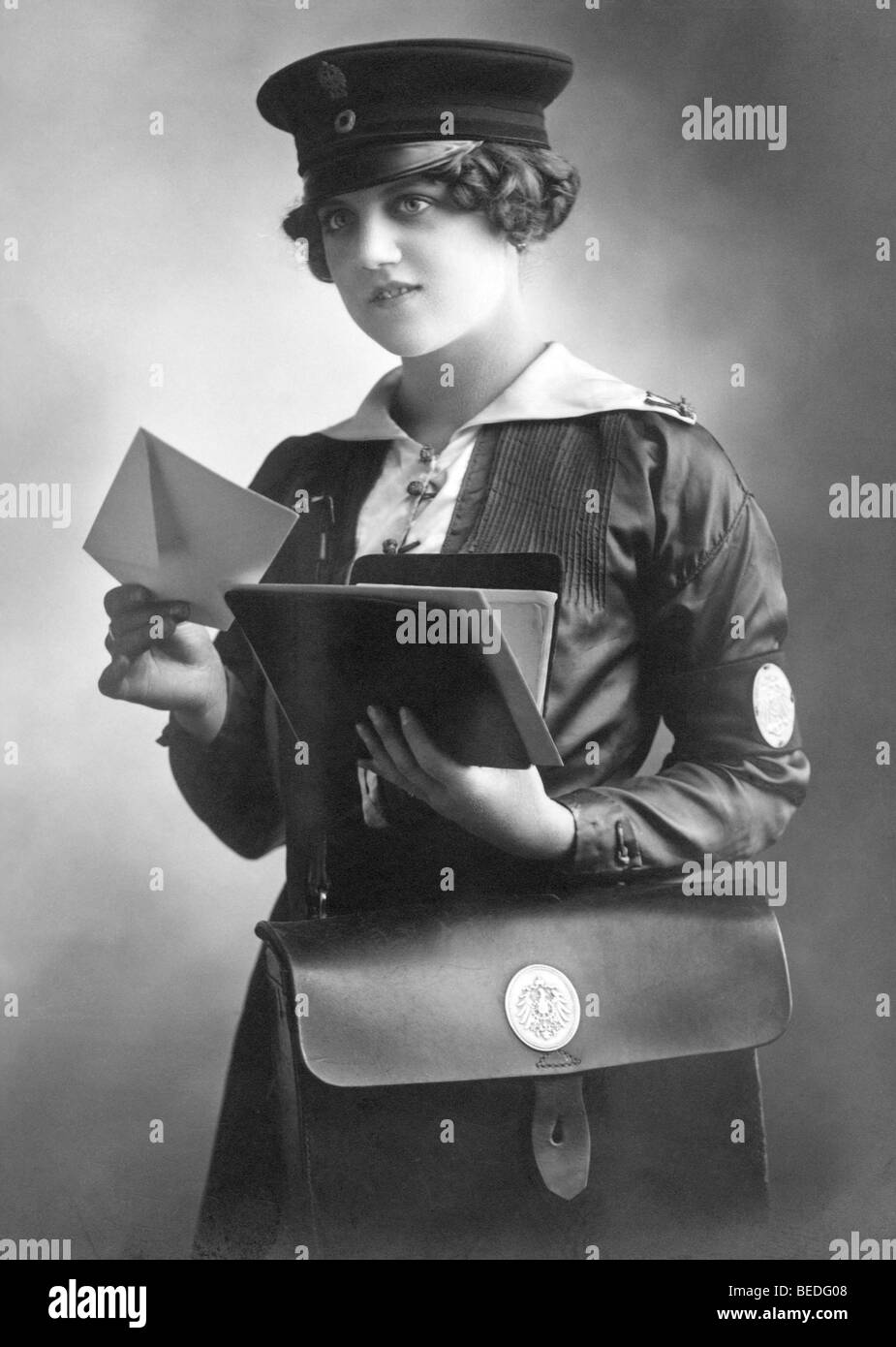 Historisches Foto, Postbotin, um 1916 Stockfoto