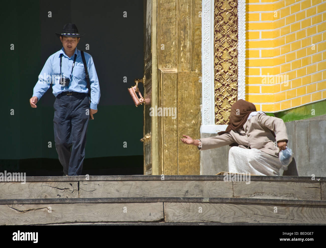 Frau als Tourist nach Geld an den Türen einer Moschee in Kashgar, Provinz Xinjiang, China 2008 betteln. Stockfoto