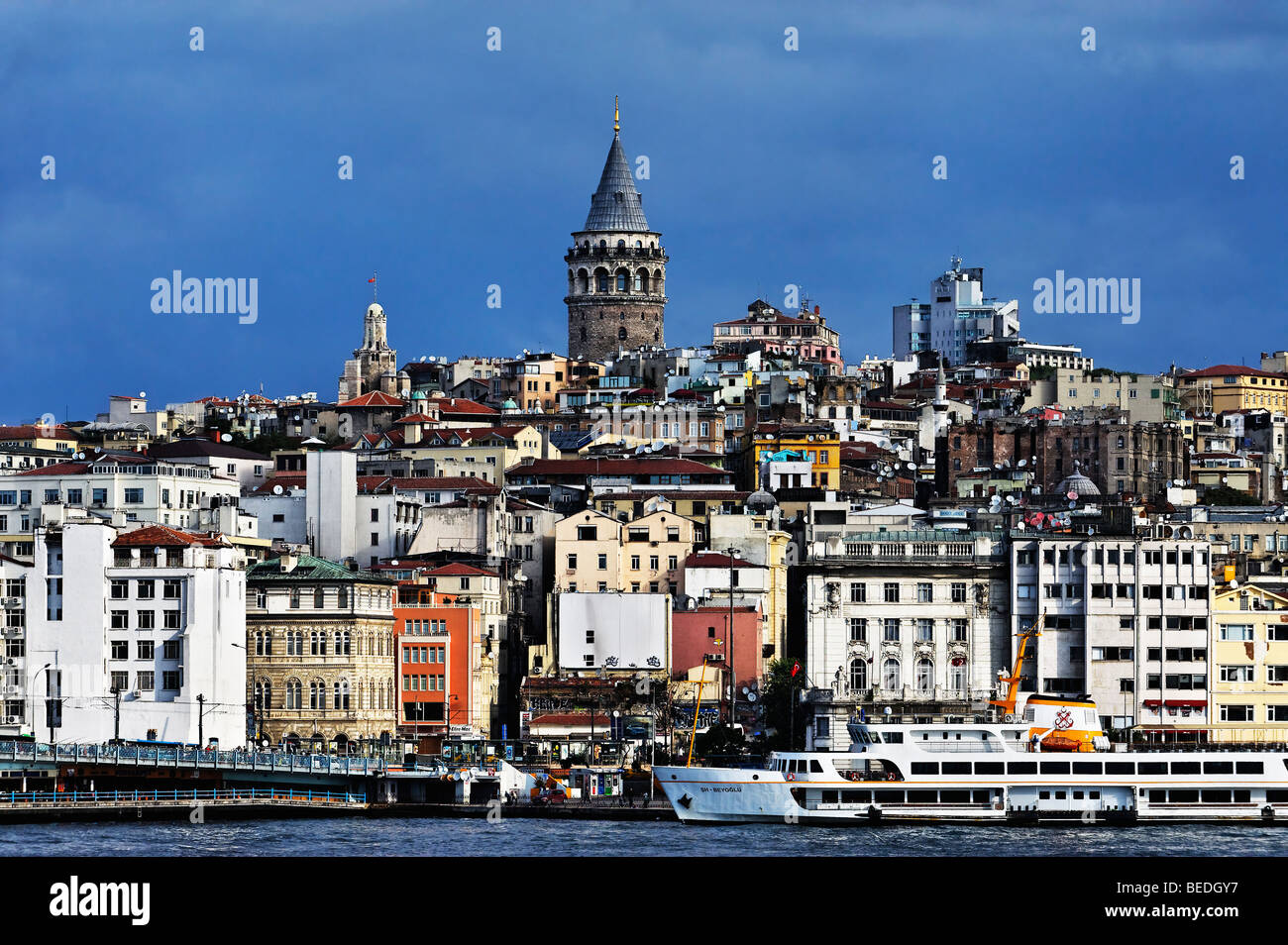 Ein Blick auf die Westseite (Bosporus) von der Galata-Brücke und der Galata-Turm. Stockfoto