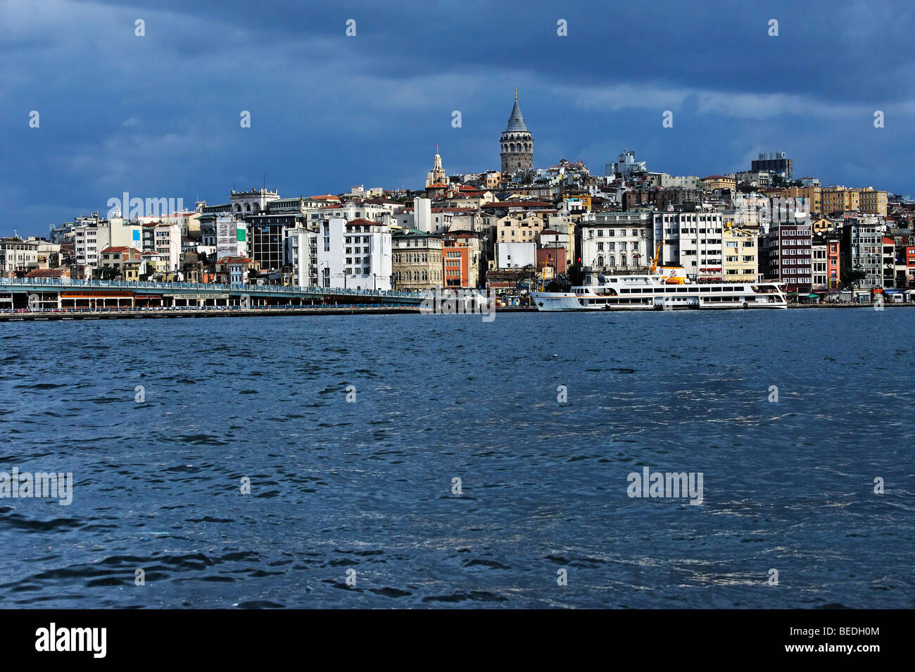 Blick über den Bosporus von Beyoglu Stadtteil von Istanbul einschließlich der Galata-Turm und der Galata-Brücke Stockfoto