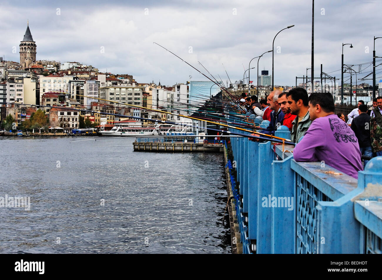 Die Galata-Brücke mit türkische Männer Angeln im Bereich Goldene Horn, den Bosporus. Stockfoto