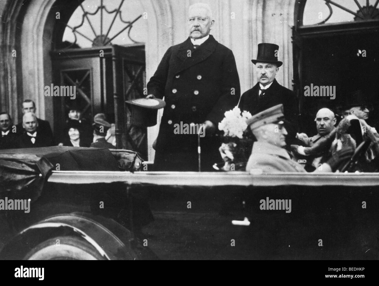 Deutscher Präsident Paul Von Hindenburg und Deutschlands erste Bundeskanzler Konrad Adenauer Stockfoto