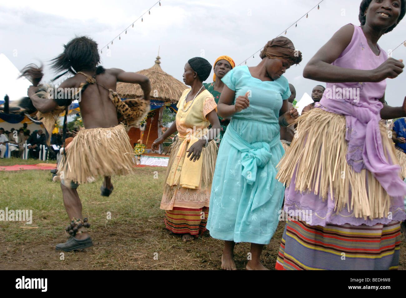 Bakonzo tanzen feiern zum 40. Jahrestag der König Wesley seine Krönung, Ruwenzori-Gebirge, West-Uganda, Afrika Stockfoto