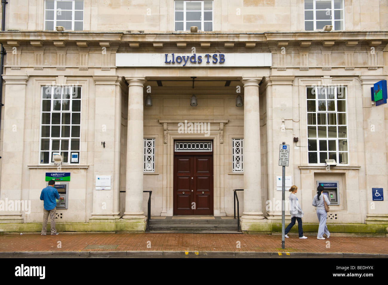 Aussenansicht der Lloyds TSB Bank mit Geldautomaten in Neath South Wales UK Stockfoto