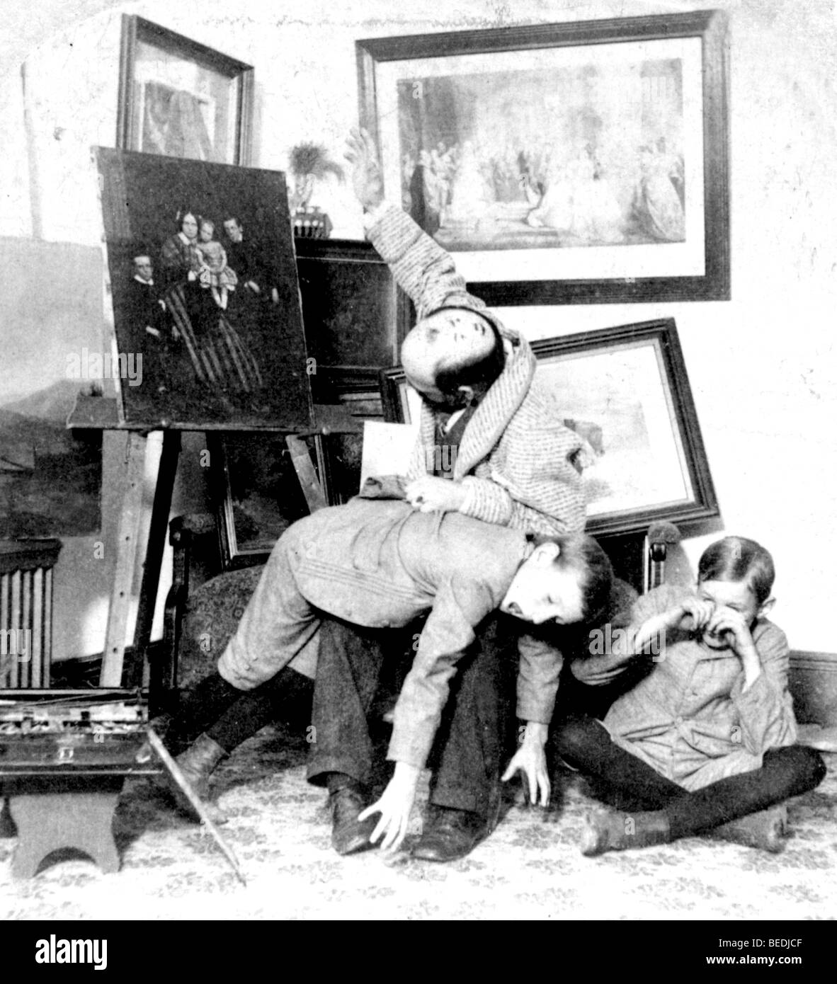 Historisches Foto, Vater schlägt seinen Sohn, um 1890 Stockfoto