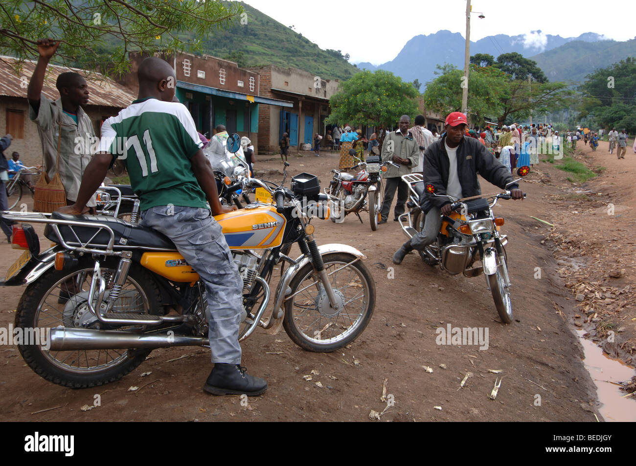 Bakonzo Dorfmitte. Motorräder sind als Taxis aber Frauen müssen seitwärts fahren. Ruwenzori-Gebirge, West-Uganda, Afrika Stockfoto
