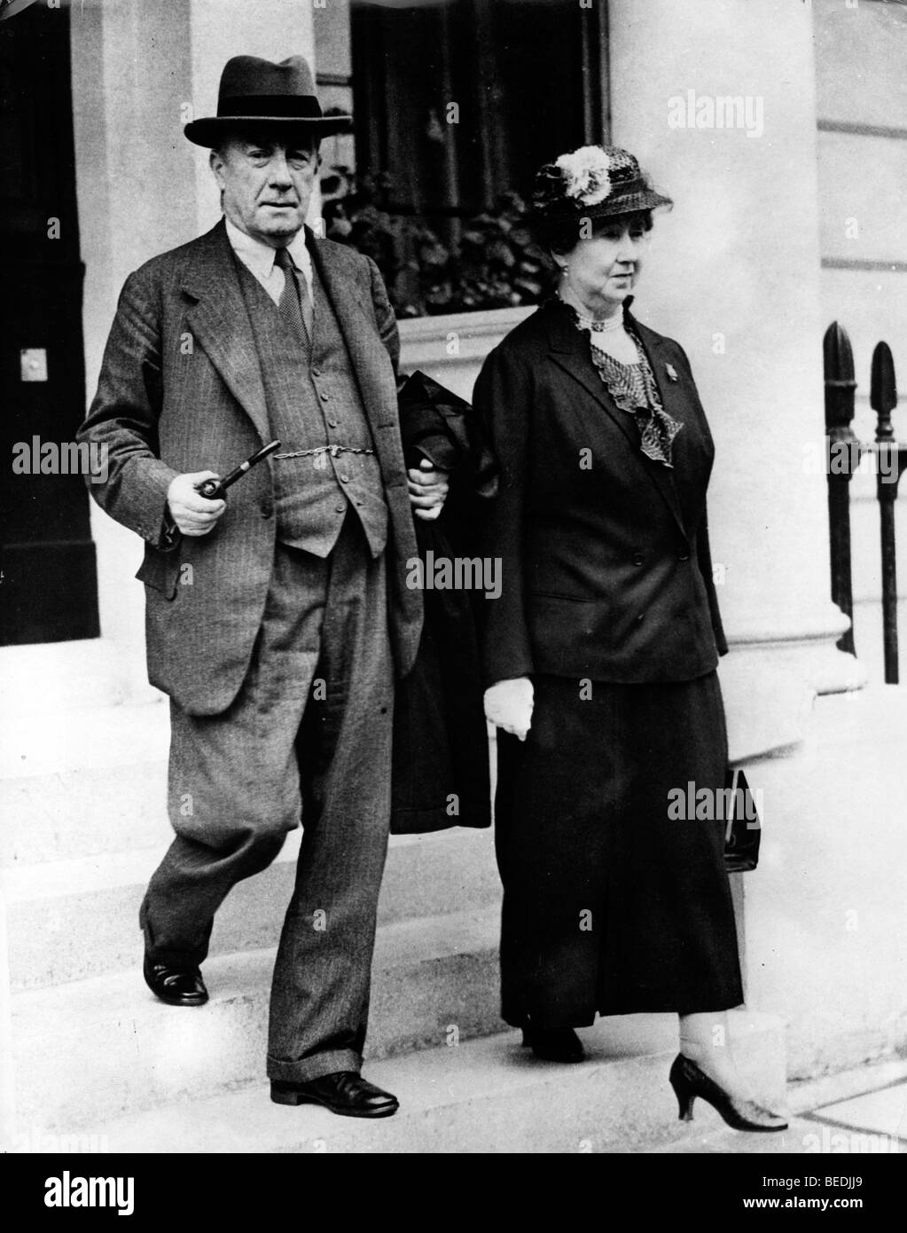 Stanley Baldwin Treppen mit Frau Stockfoto