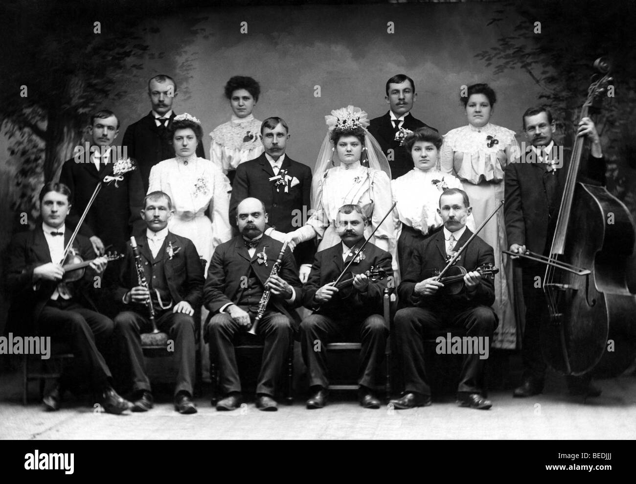 Historisches Foto, doppelte Hochzeit, um 1920 Stockfoto