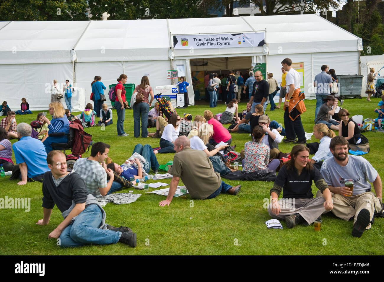 Besucher entspannen auf dem Rasen an der großen britischen Käse Festival Cardiff South Wales UK Stockfoto
