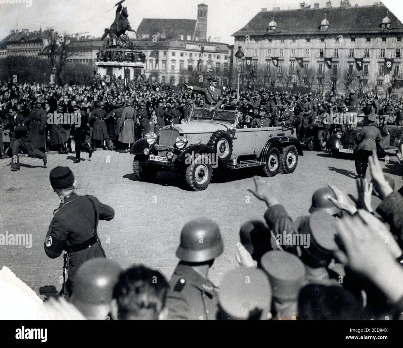 Adolf Hitler betreten den Platz der alten Hofburg Stockfoto
