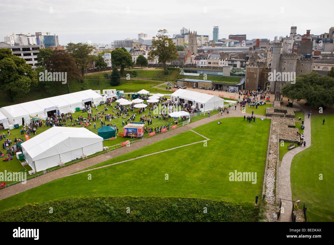 Blick über The Great British Cheese Festival Website auf Gelände des Cardiff Castle South Wales UK Stockfoto