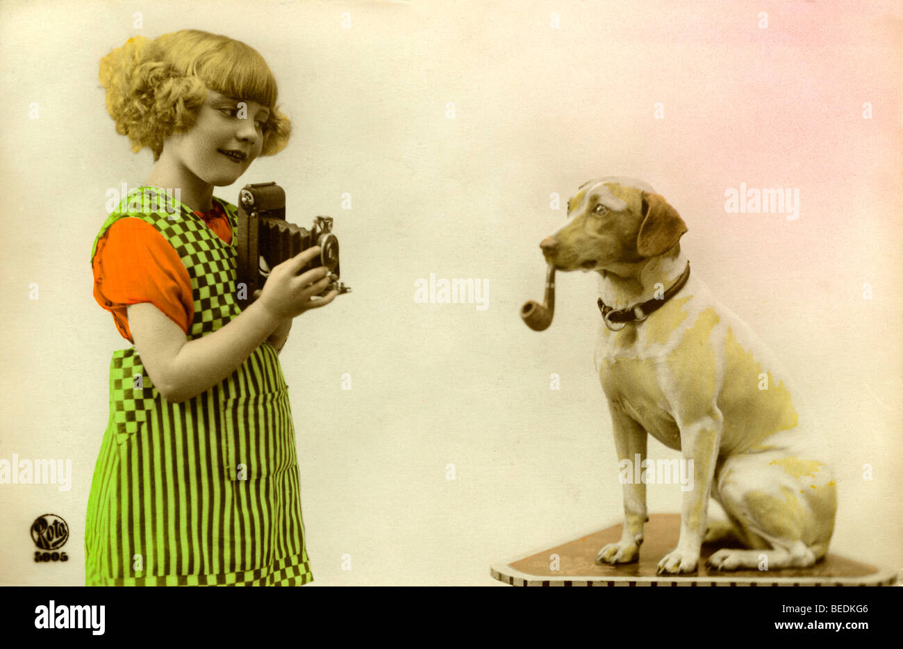 Historisches Foto, Mädchen, die ein Bild von einem Hund raucht eine Pfeife Stockfoto