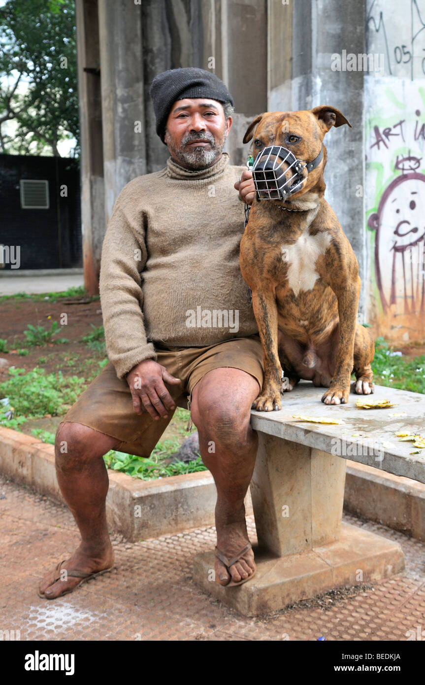 Alten Obdachlosen Mann mit einem Pit-Bullterrier, BHs Bezirk, Sao Paulo, Brasilien, Südamerika Stockfoto