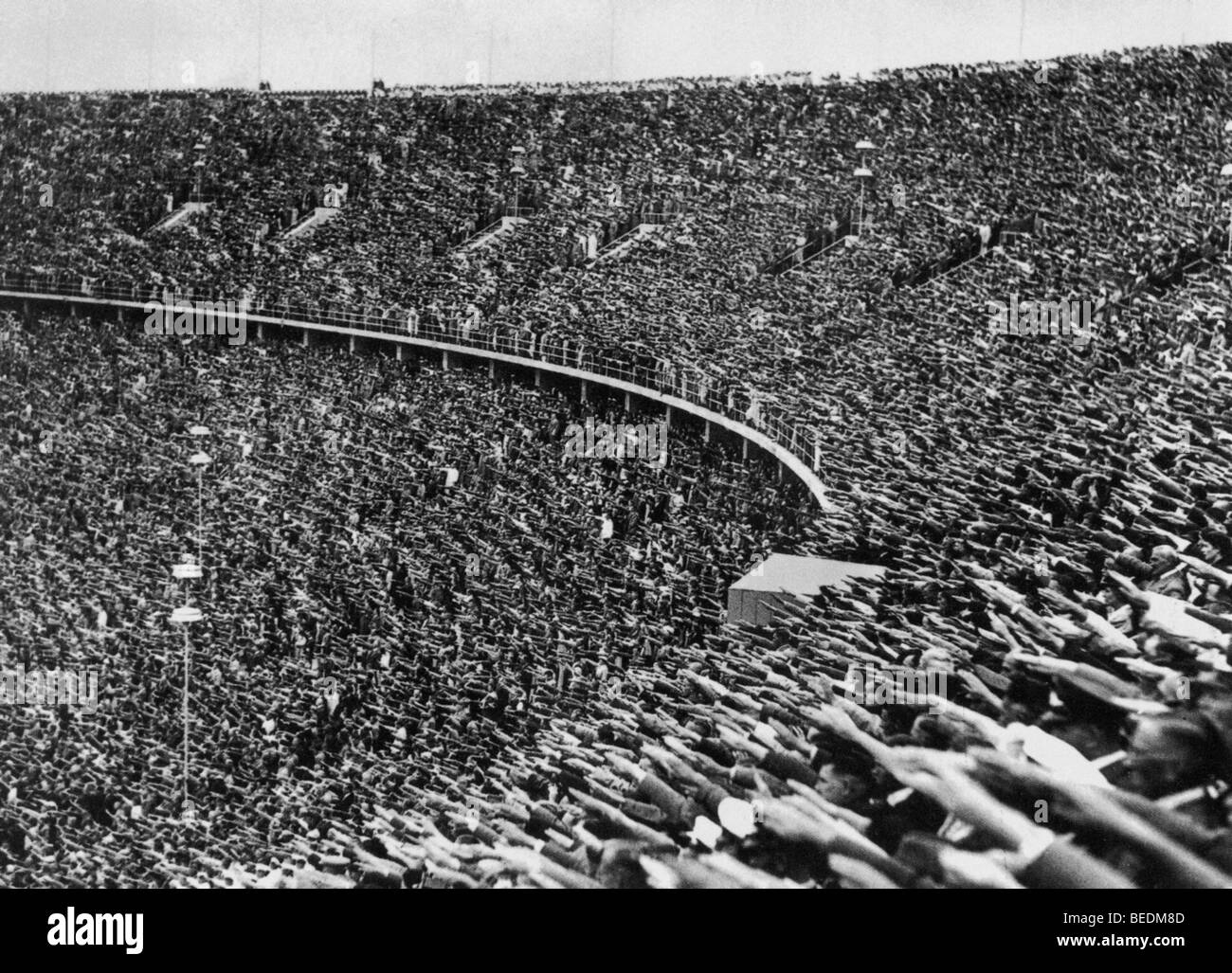Olympiade 1936 BERLIN - Zuschauer geben den Hitlergruß Stockfoto