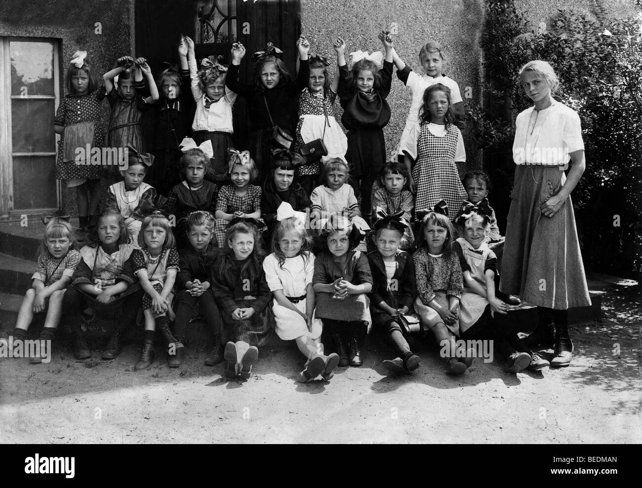 Historisches Foto, Gruppe von Mädchen in den dreißiger Jahren Stockfoto