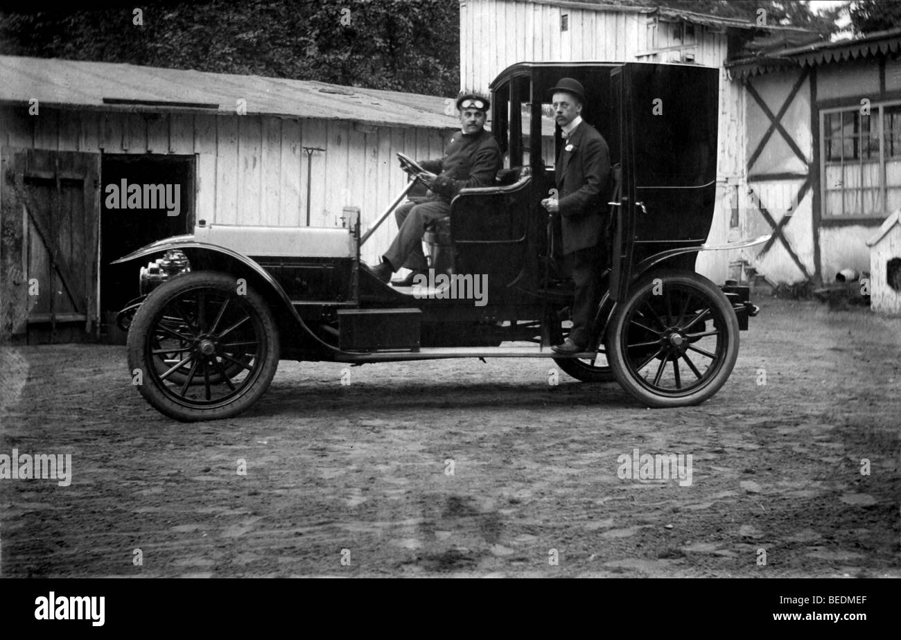 Historisches Foto, Mann mit chauffeur Stockfoto