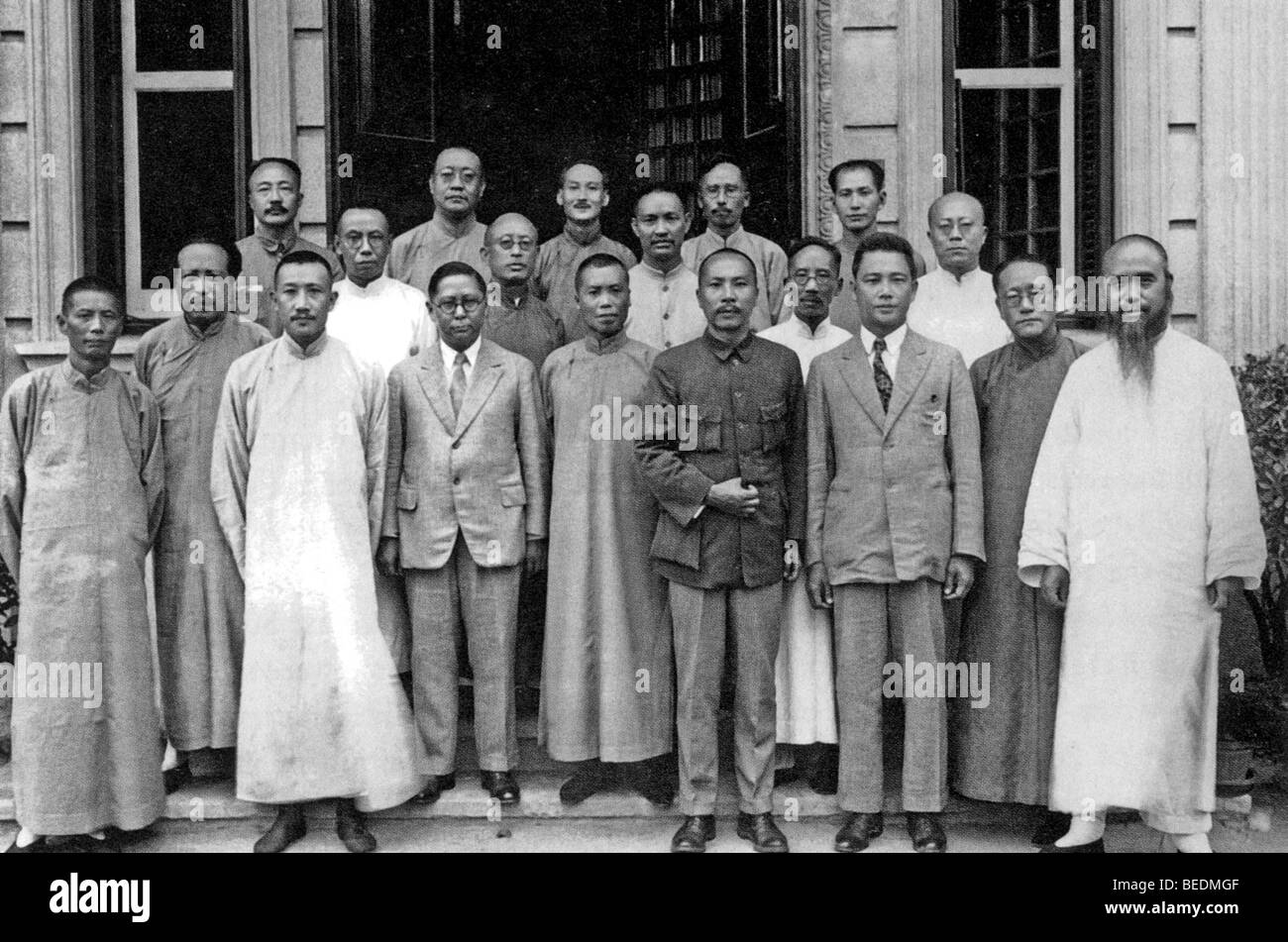 CHINESISCHEN KUOMINTANG-Führer im Jahr 1927 nach ihrer Vereinigung-Konferenz mit Chiang Kai-Shek vierter von rechts vorne Stockfoto
